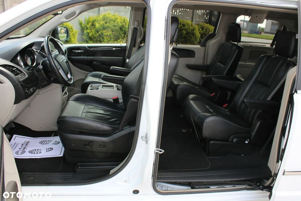 Chrysler Town & Country - 28