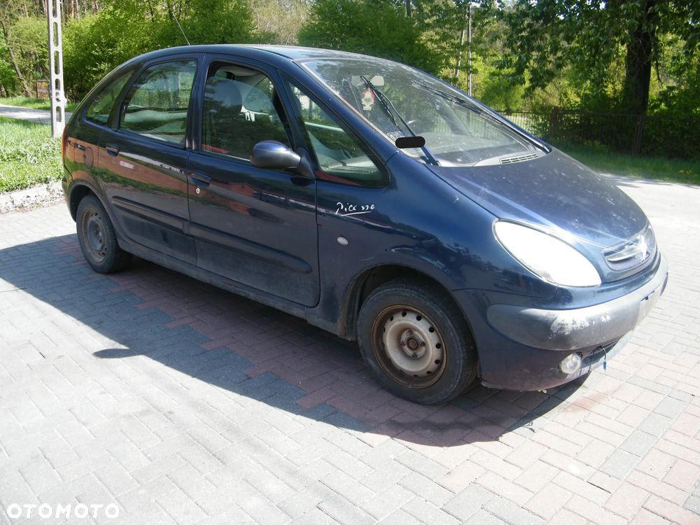 Citroen Xsara Picasso (98-04r.) 2.0 HDI 89KM. Silnik RHY Skrzynia 20DL65 lakier KPK - MAURITIUS BLUE . Cały na części. GWARANCJA !!!  Przód Tył Zestaw Komplet Drzwi Klapa Zderzak Błotnik Maska Grill Atrapa Szyba Pas Lampa Lusterko Boczki Fotel Kanapa Kokpit Deska Rozdzielcza Przełącznik Włącznik Sterownik Przewody Wiązka Instalacja Moduł Komputer Czujnik Listwa Pompa Alternator Wtryski Głowica Rozrusznik Kompresor Sprzęgło Dwumas Silnik Skrzynia ABS Klimatyzacji Paliwa Wspomagania Kolektor Turbina Przepustnica Zawór Chłodnica Koło Hak Belka Sanki Zawieszenie Mcpherson Półoś Amortyzator Wydech Tłumik Zacisk Most - 2