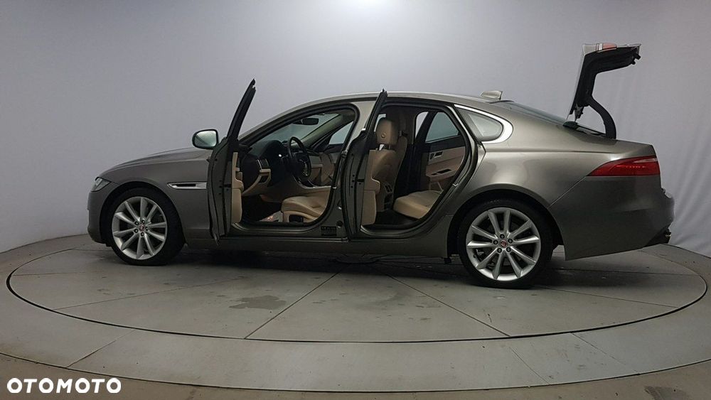 Jaguar XF - 11