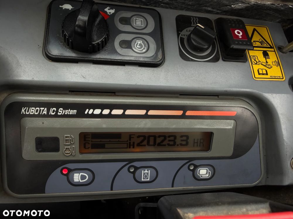 Kubota U35. koparka 3,7 tony. 2016 rok. 2000 mtg! Łyżka skarpowa Hydraulicznie uchylna. 3sekcje Hydrauliczne. zamki na tłokach. Jak nówka sztuka. Zadbana zero zużycia. Z gospodarstwa Norweskiego. Zmiana łyżek Hydrauliczna. LENHOFF. Zero luzów wycieków. Szybka wolna jazda. Gąski perfekt stan. OKAZJA TANIO - 6