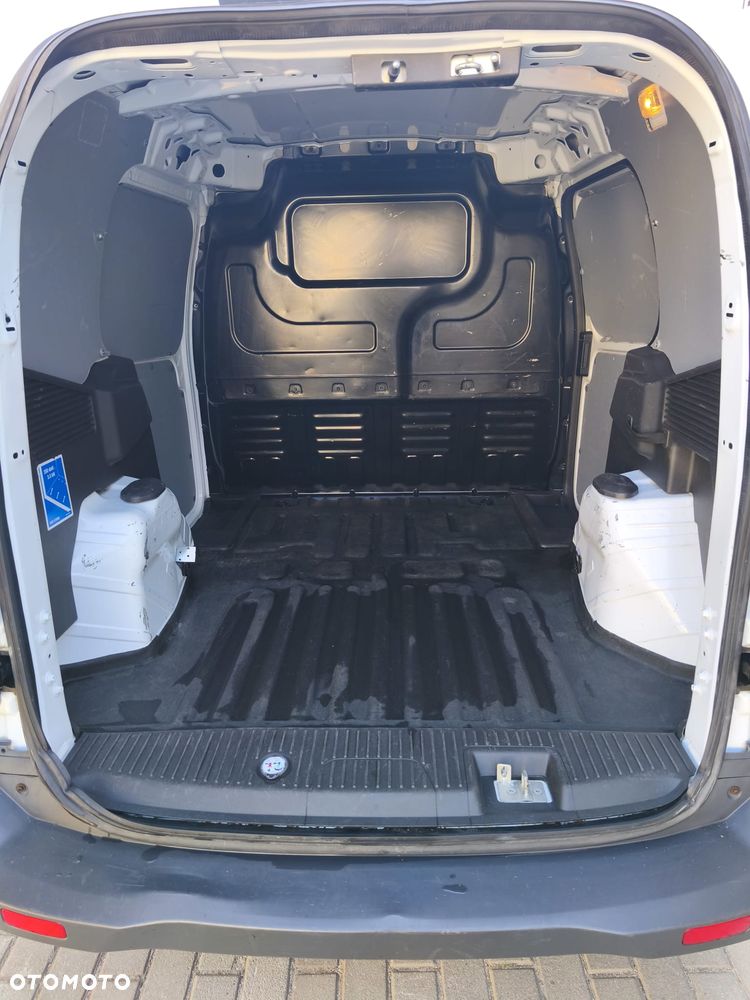 Ford Transit Courier - 16