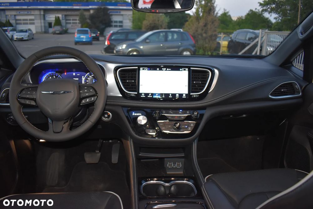 Chrysler Pacifica - 12