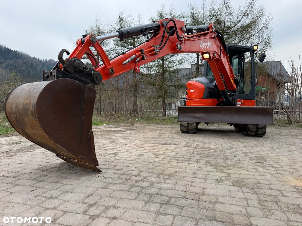 Kubota U55-4. koparka 5,5 tony. 2016 rok. 2300 mtg! KLIMATYZACJA. Długie ramie plus! 3sekcje Hydrauliczne. zamki na tłokach. Koparka Jak nówka sztuka. Zadbana zero zużycia. Z gospodarstwa Norweskiego. Zmiana łyżek Hydrauliczna. LENHOFF. Ani deka luzów wycieków. Szybka wolna jazda. Gąski perfekt stan. OKAZJA TANIO. Aktualna Dekra. Po serwisach eksploatacyjnych. Mocny silnik Kubota 4 cylindry! Zamki na tłokach. Wielka Okazja - 5