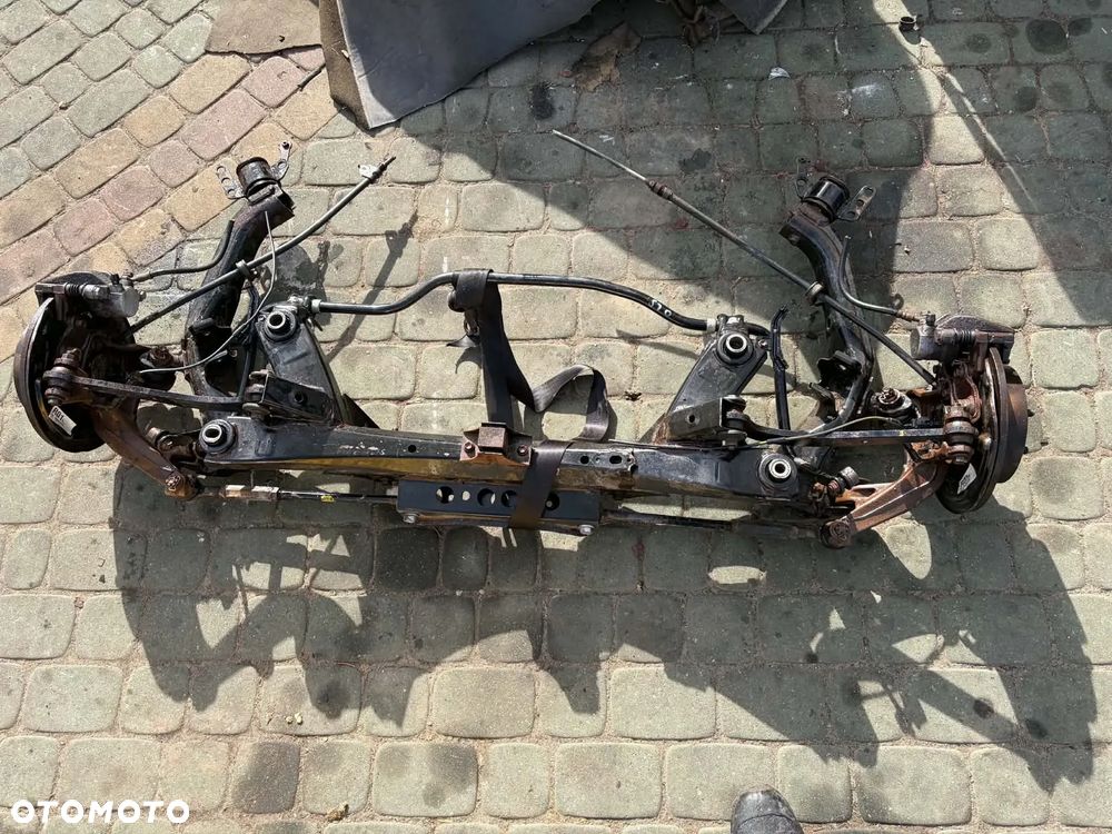belka sanki wózek trawersa zawieszenia tył Toyota Avensis T25