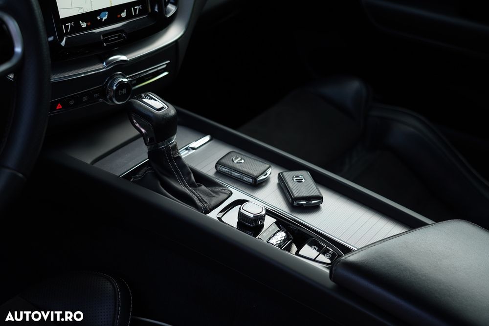 Volvo XC 60 D5 AWD Geartronic RDesign - 17