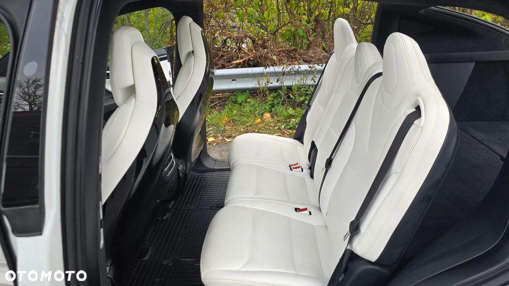 Tesla Model X - 14