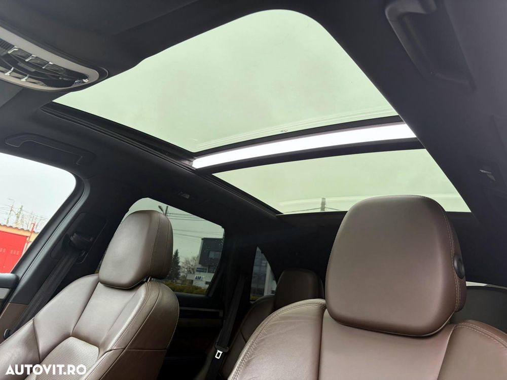 Porsche Cayenne 3.0 L - 6