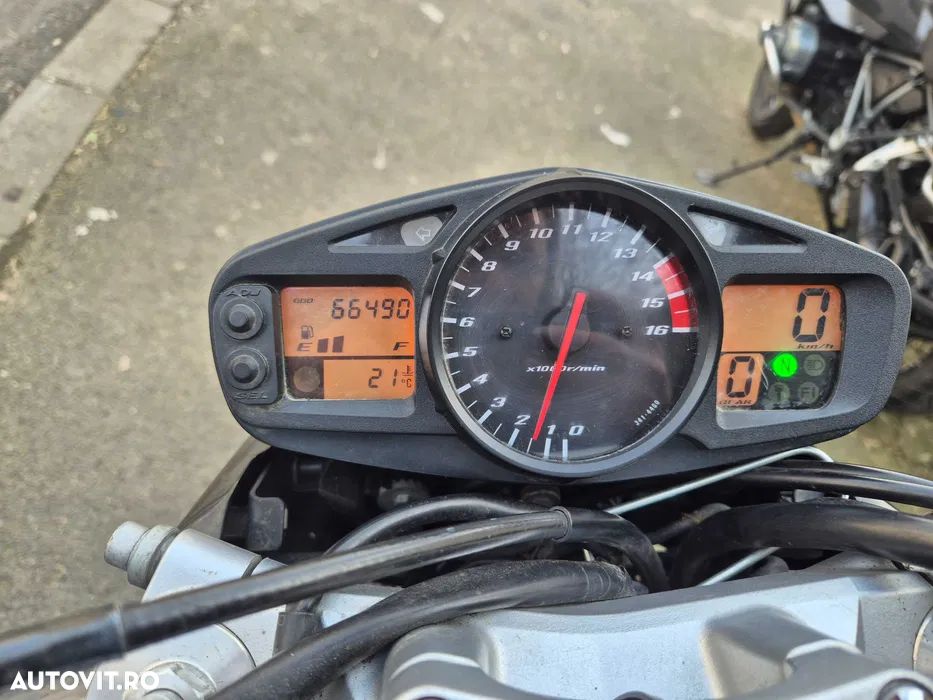 Suzuki GSR 600 - 6