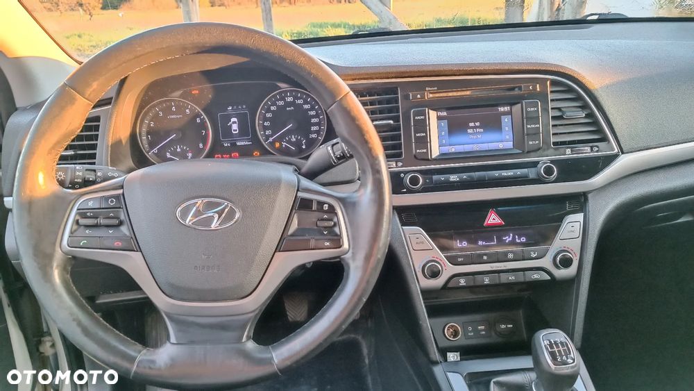 Hyundai Elantra 1.6 Comfort - 4