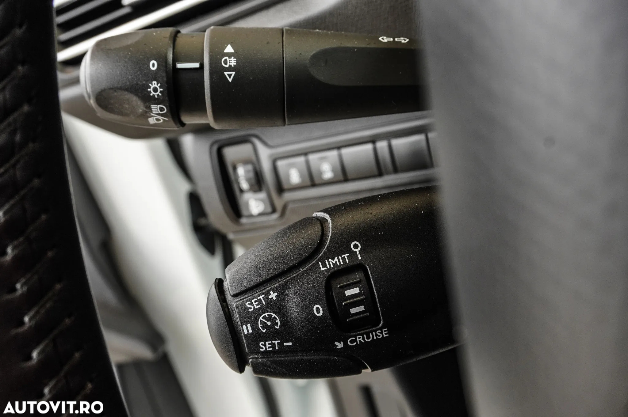 Peugeot 308 1.2 L PureTech Turbo S&S Allure - 29