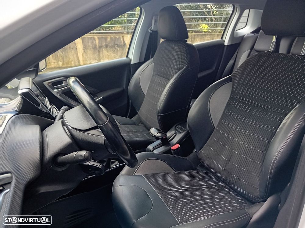 Peugeot 2008 1.2 PureTech Allure - 12