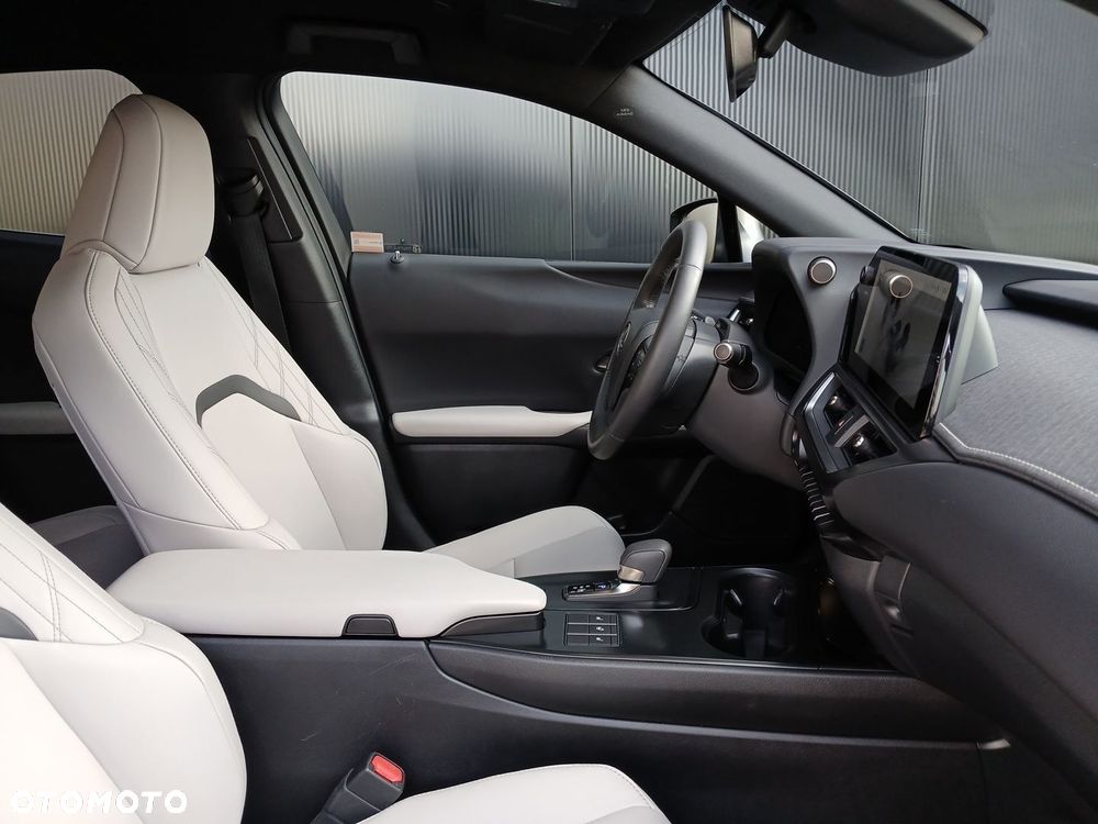 Lexus UX 300h F Sport Design AWD - 26