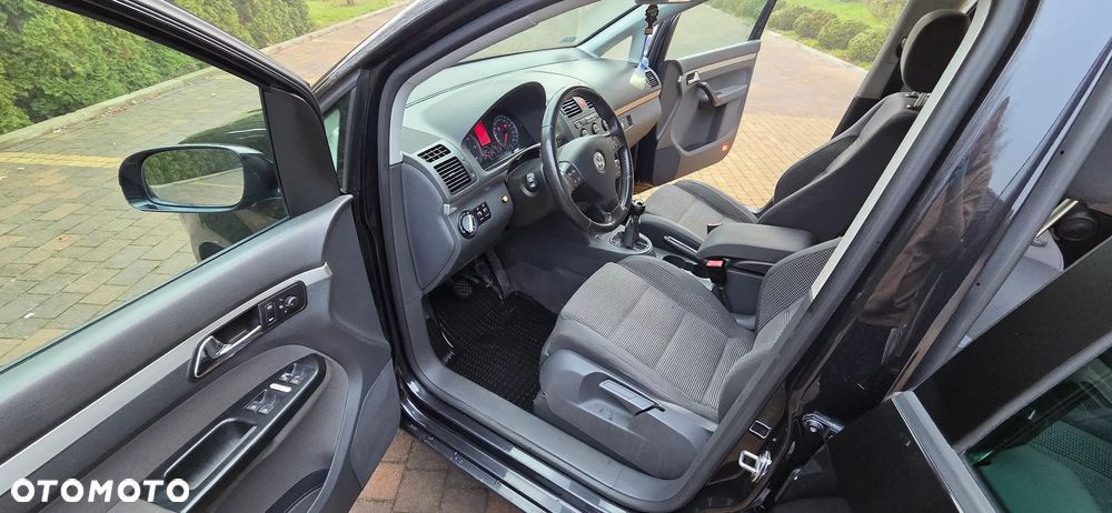 Volkswagen Touran 2.0 TDI DPF Highline - 16