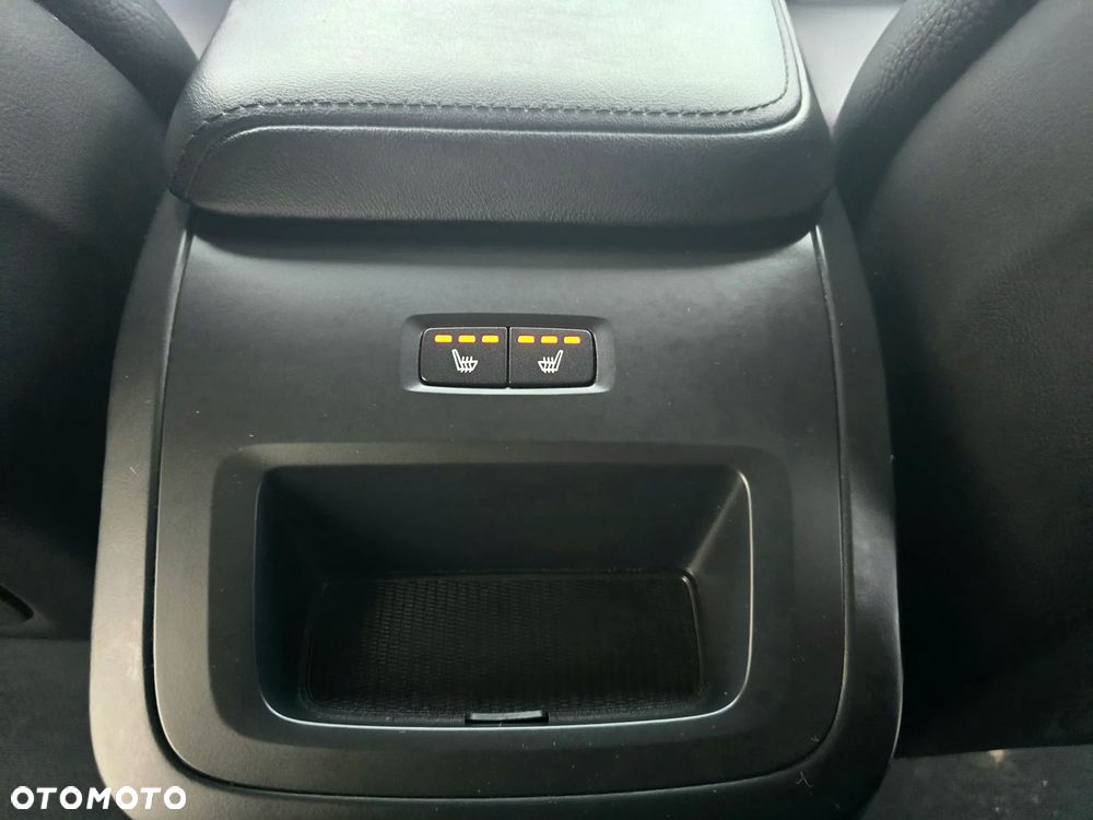 Volvo XC 60 B5 B AWD Ultimate Dark - 17