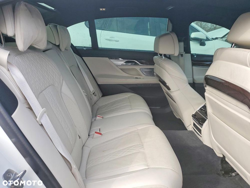 BMW Seria 7 750Li xDrive - 10