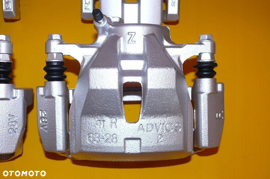 ZACISKI JARZMA LEWY PRAWY PRZÓD TYŁ TOYOTA RAV-4 III 3 296/28 281/12mm 06r- - 3