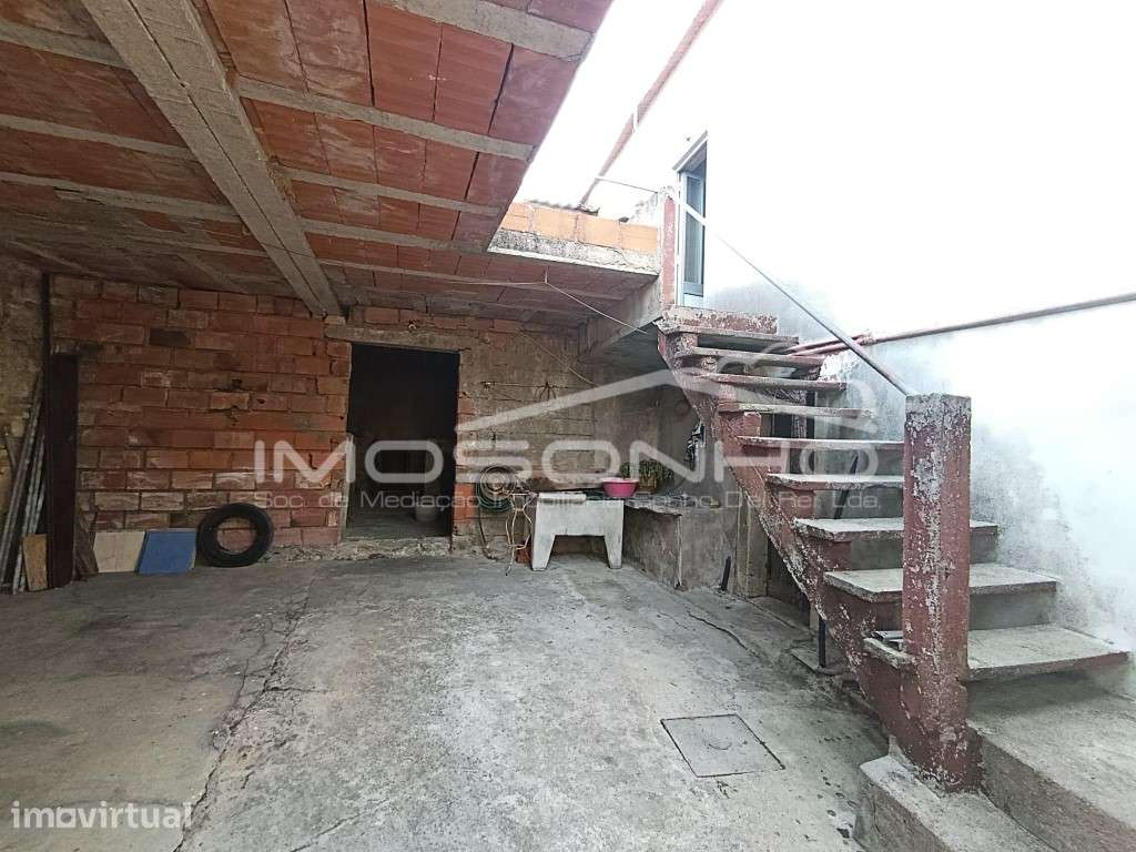 Moradia para Restaurar com Pátio, Garagem e Terraço - Grande imagem: 4/24