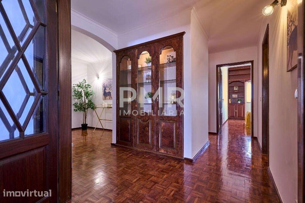 Apartamento T4 com estacionamento junto ao metro e Parque das Conchas - Grande imagem: 4/22