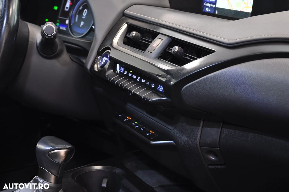 Lexus UX 250h FWD Executive - 13