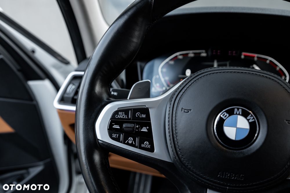 BMW Seria 3 330d xDrive - 28