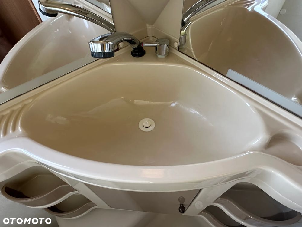 Adria ADORA 472 LU z napędem i markizą ze ścianami.  DMC 1300 - 24