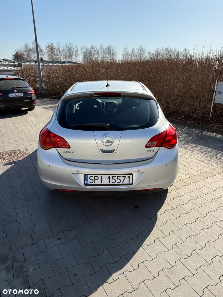 Opel Astra 2010 photo 5