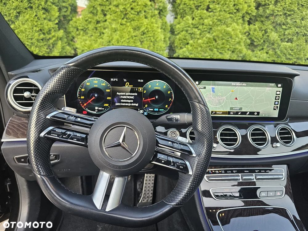 Mercedes-Benz Klasa E 300 9G-TRONIC AMG Line - 19