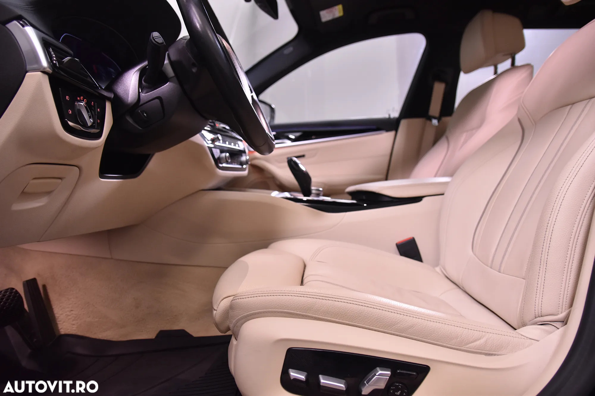 BMW Seria 5 520i Touring Aut. - 24