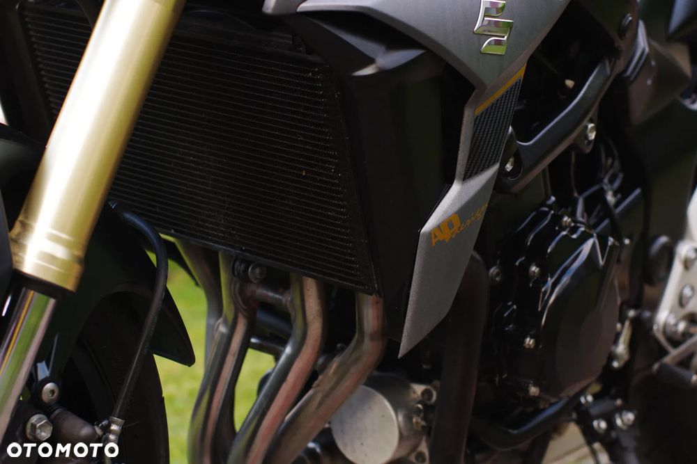 Suzuki GSR - 36