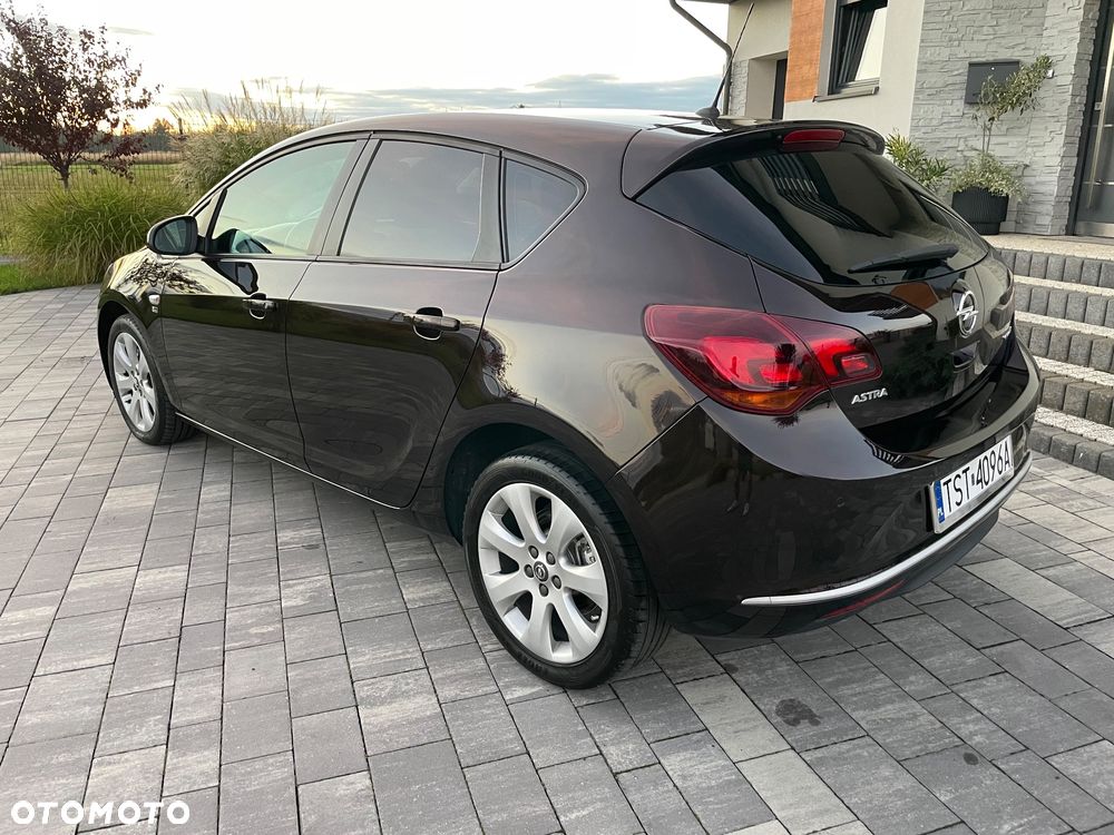 Opel Astra IV 1.4 T Cosmo EU6 - 23