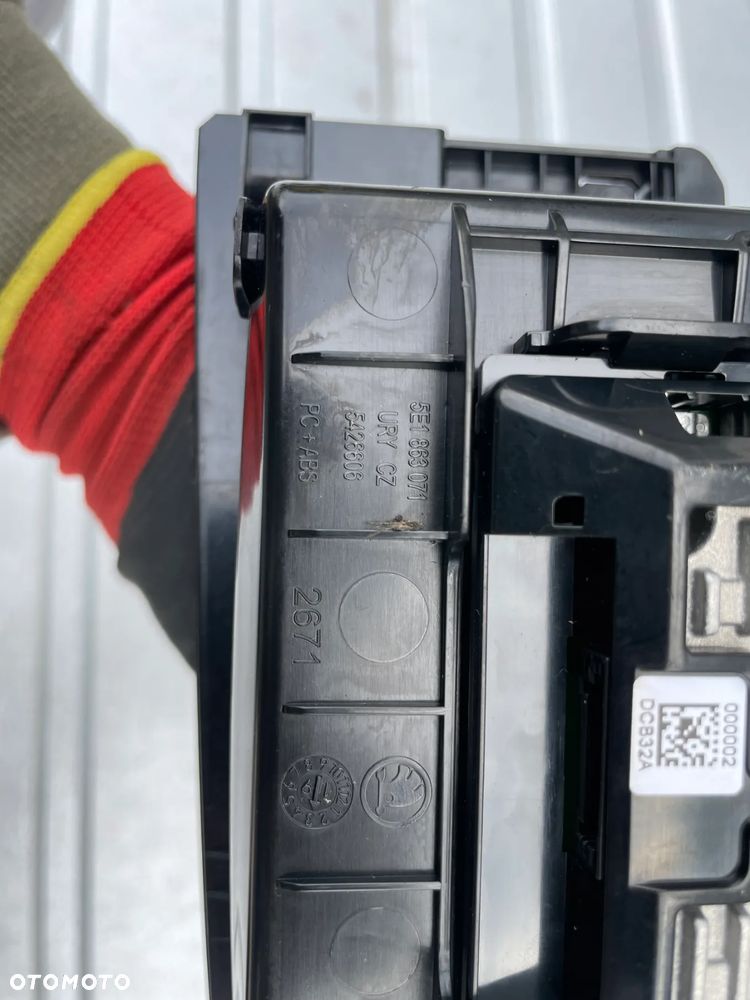 SKODA OCTAVIA III ŁADOWARKA INDUKCYJNA DOTYKOWA SCHOWEK 5E1863071J 3V0035502 - 4