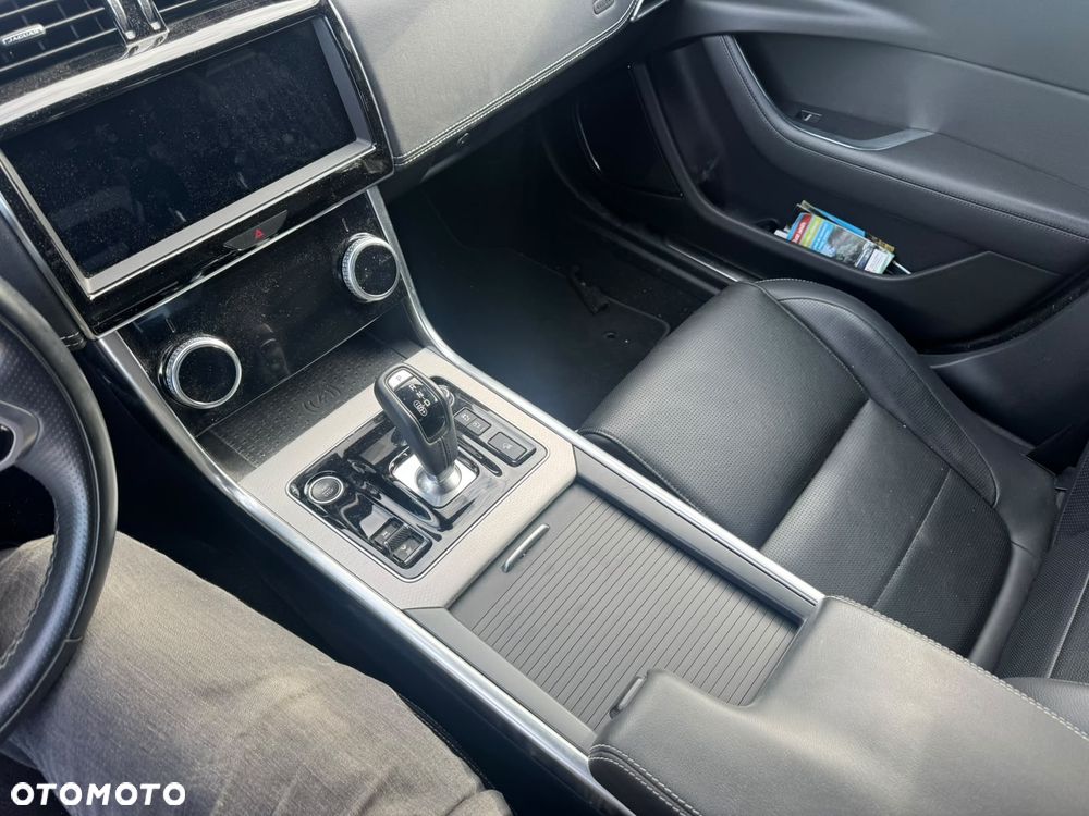 Jaguar XE 2.0 D200 mHEV R-Dynamic Black - 19