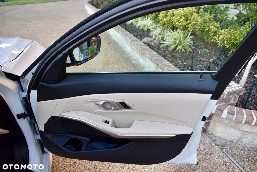 BMW Seria 3 330i - 24