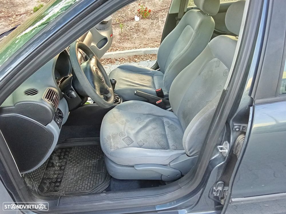 SEAT Leon 1.6 16V Signo - 5