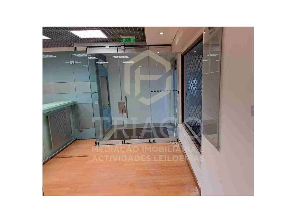 LOJA COM 124m² EM ZONA NOBRE DE SALVATERRA DE MAGOS - Grande imagem: 2/6