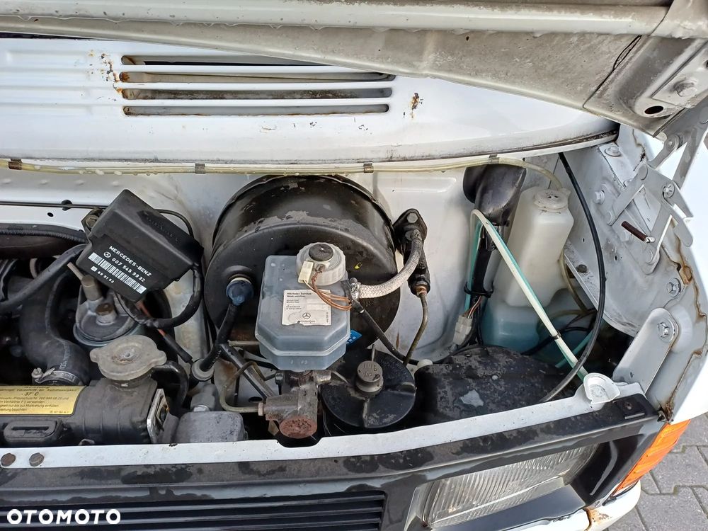 Mercedes-Benz 310D - 16
