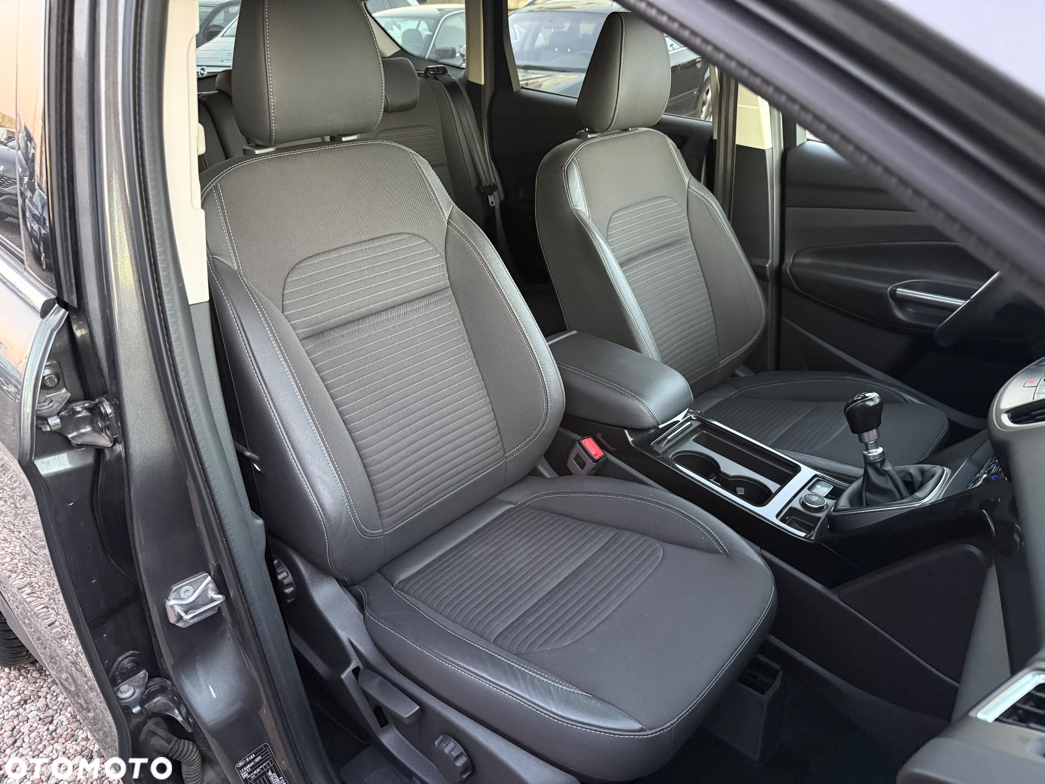 Ford Kuga 1.5 EcoBoost 2x4 Titanium - 24