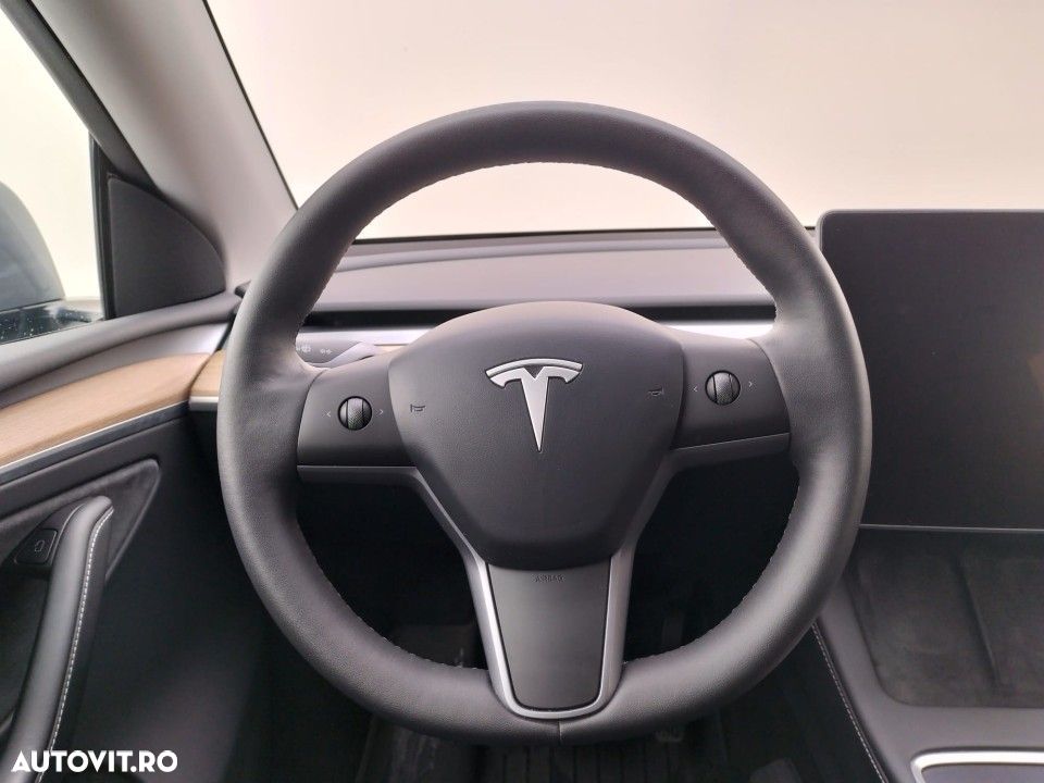 Tesla Model Y Long Range AWD - 13