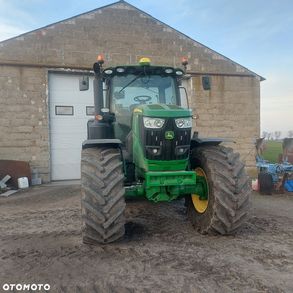 John Deere 6215R - 1