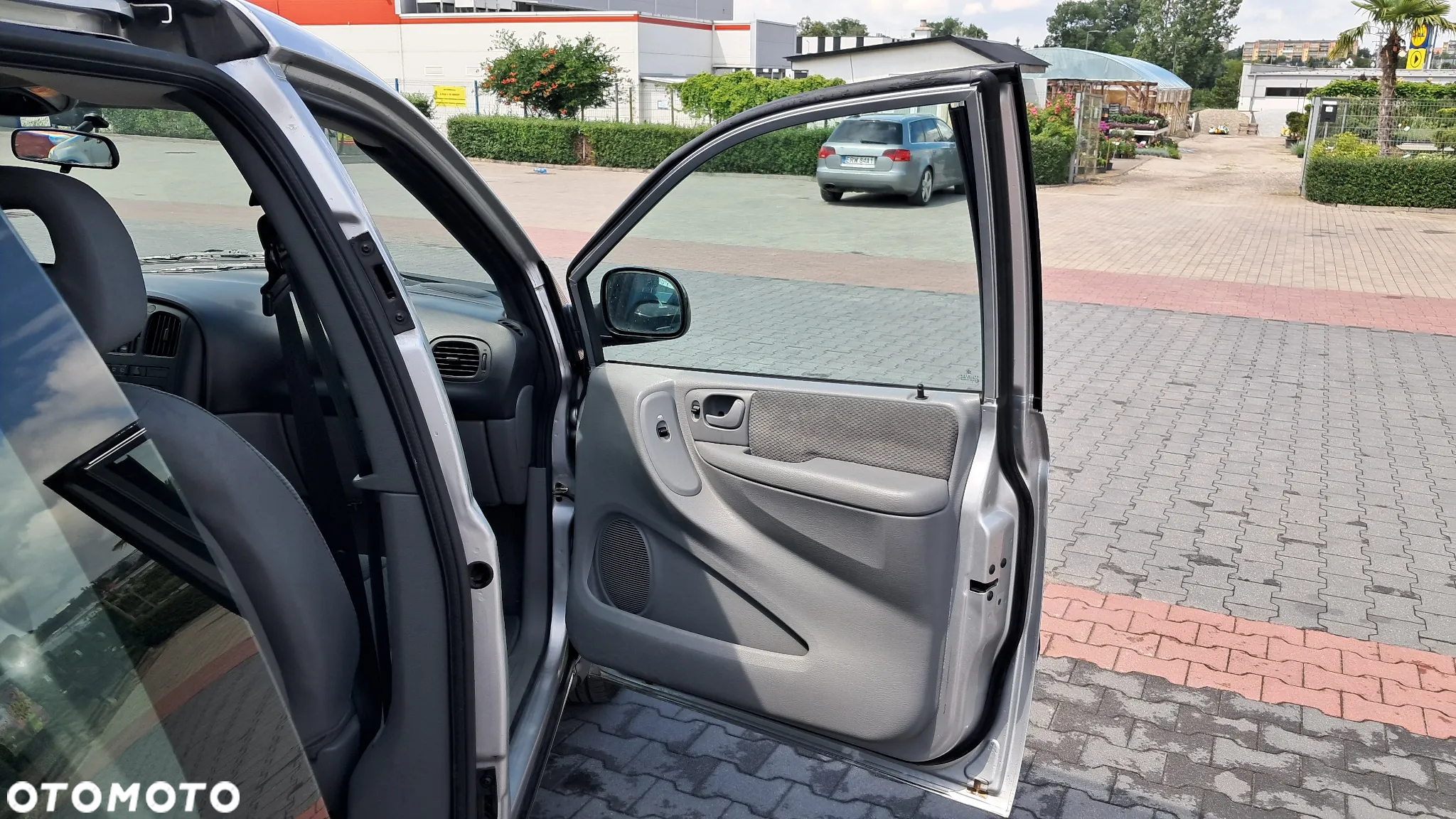Chrysler Voyager 2.4 SE - 16