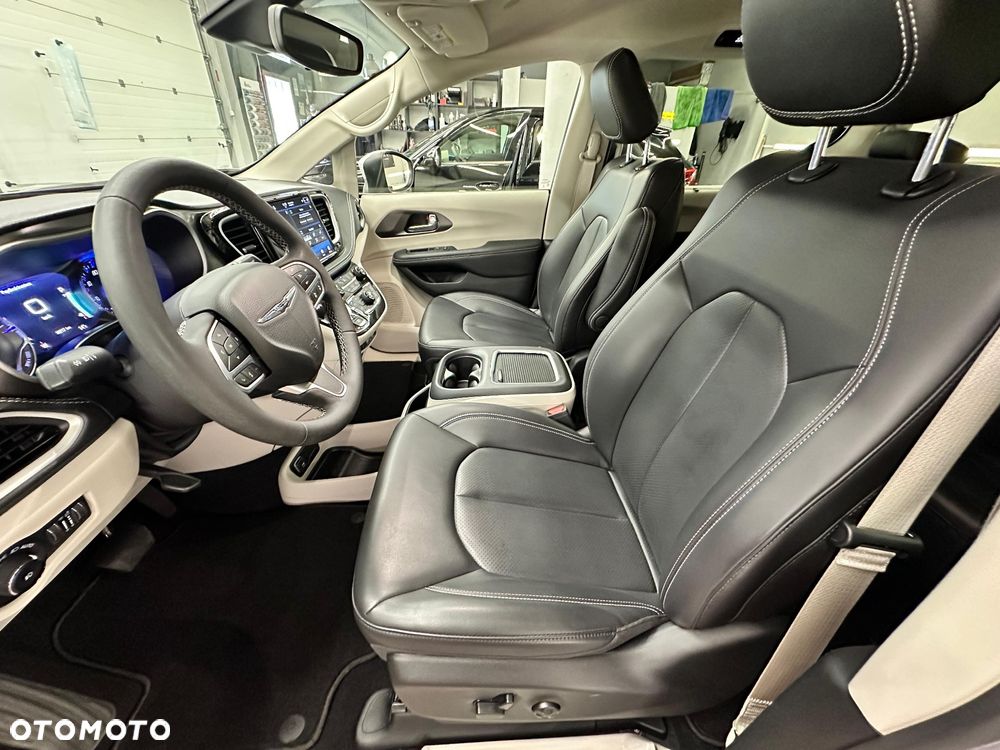 Chrysler Pacifica - 12