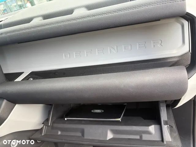 Land Rover Defender - 21