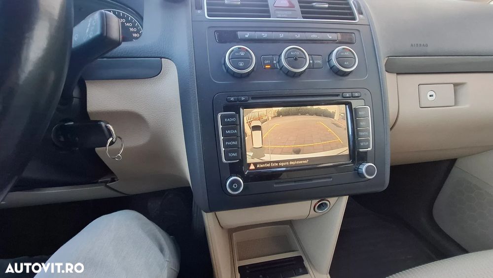 Volkswagen Touran 2.0 TDI DPF BlueMotion Technology DSG Comfortline - 16