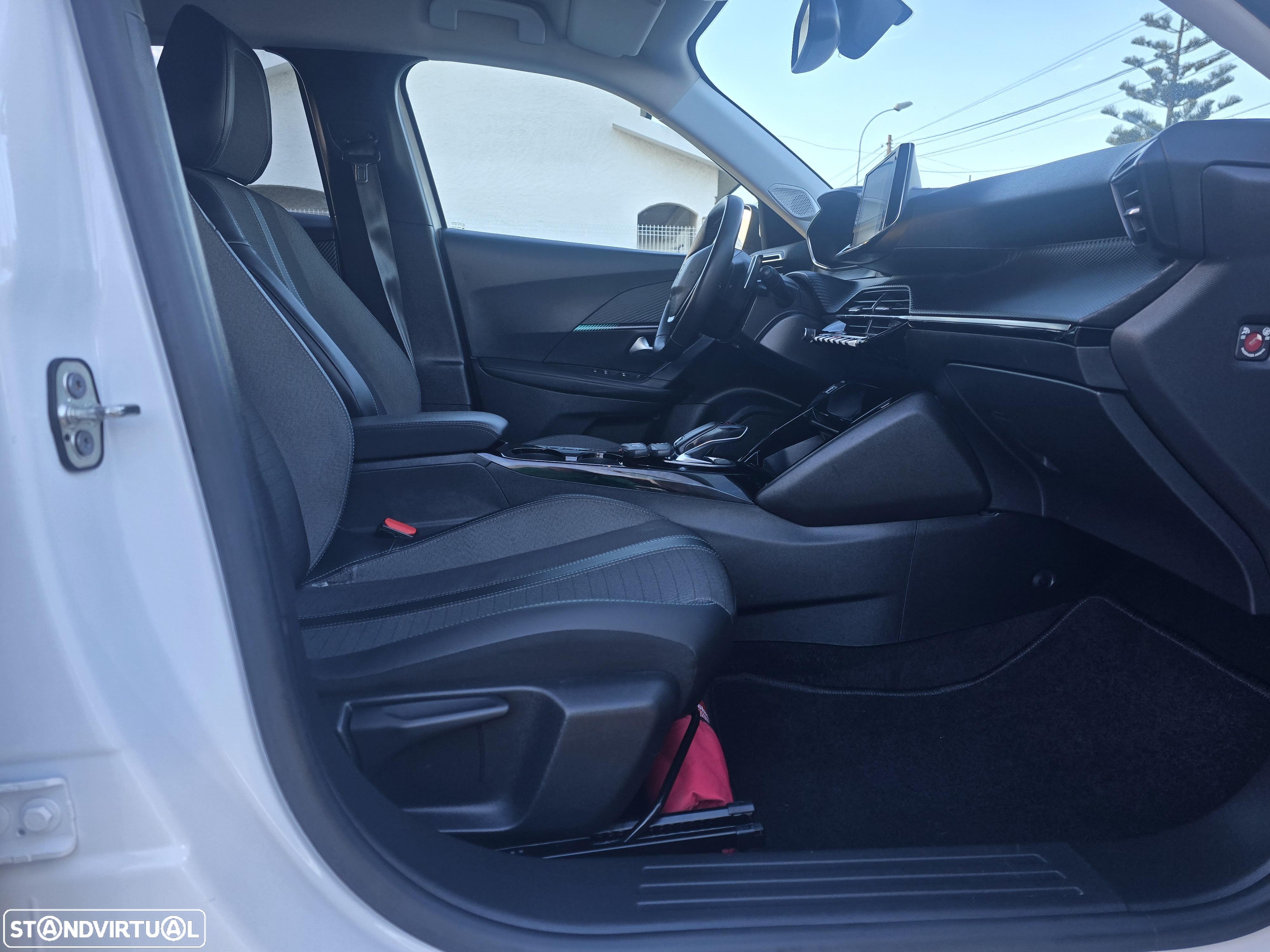 Peugeot 2008 1.5 BlueHDi Allure EAT8 - 22