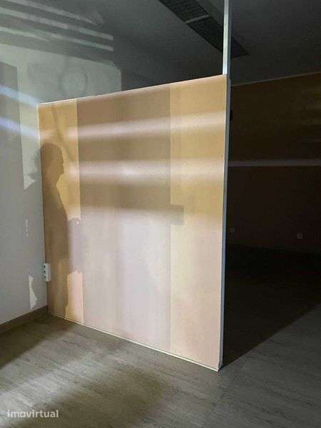 Arrenda-se Loja 31m2 em Mafamude c/ casa de banho - Grande imagem: 4/6