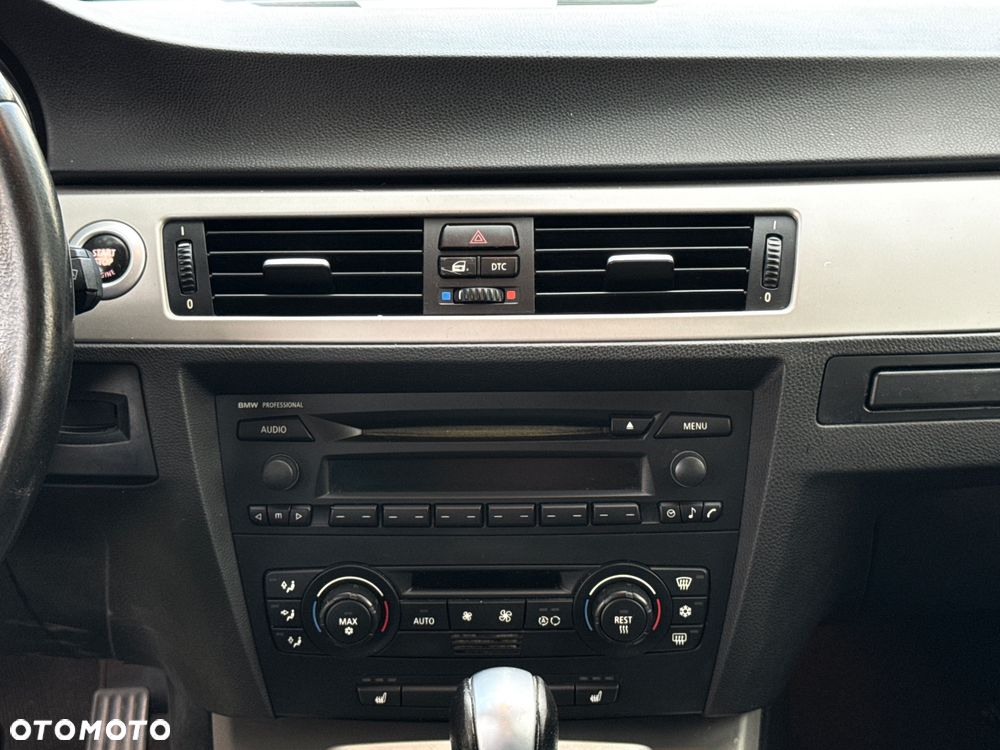 BMW Seria 3 320i - 32