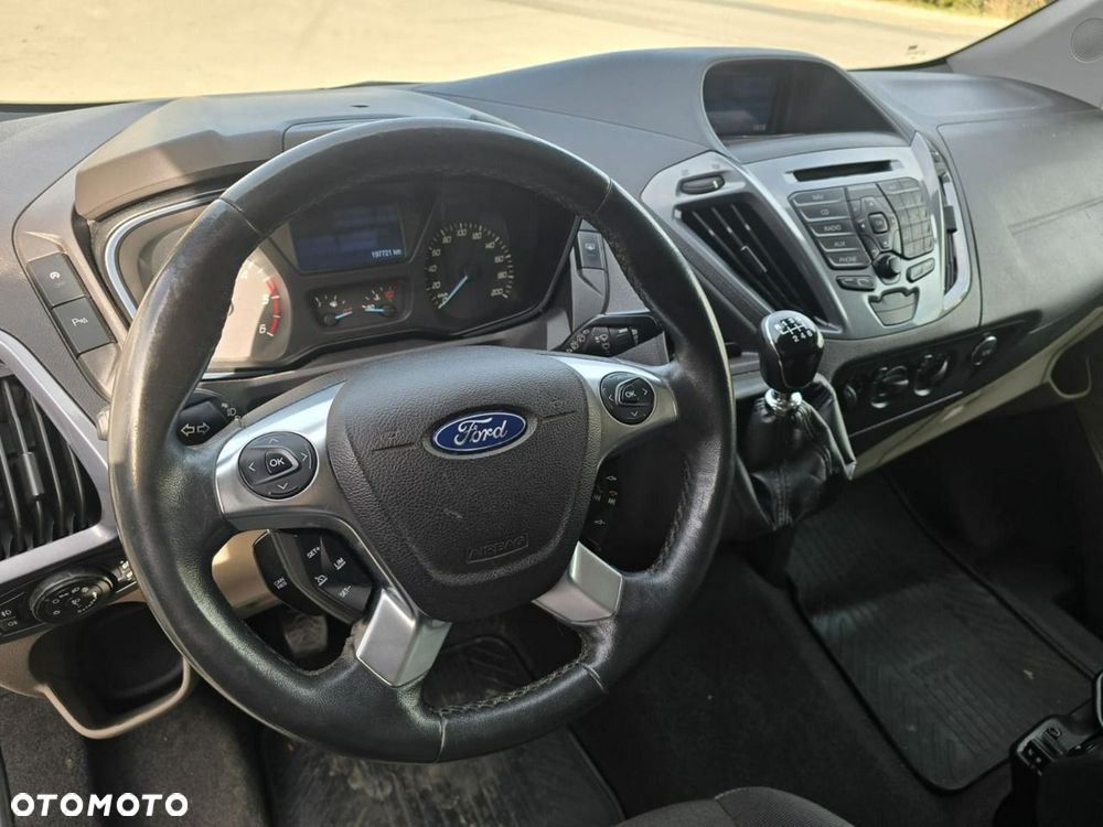 Ford Tourneo Custom - 33