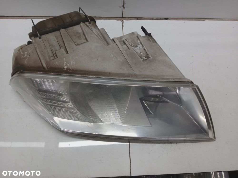 LAMPA PRAWA PRZEDNIA PRZÓD  SKODA OCTAVIA 2 II - 3