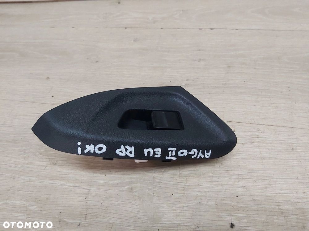 Toyota AYGO II przełącznik szyby prawy przód przycisk - 11