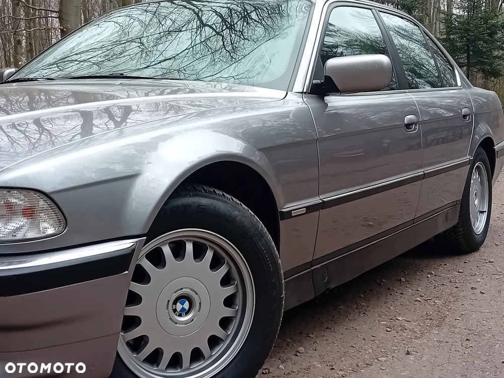 BMW Seria 7 740i V8 - 12